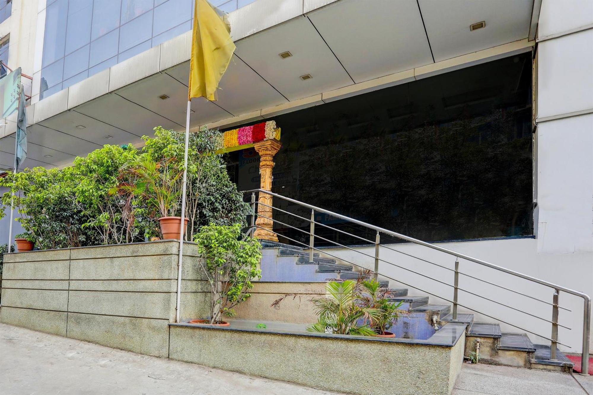 Capital O Surabhi Elite Near Miraj Cinemas - Shalini Shivani Sururnagar エクステリア 写真
