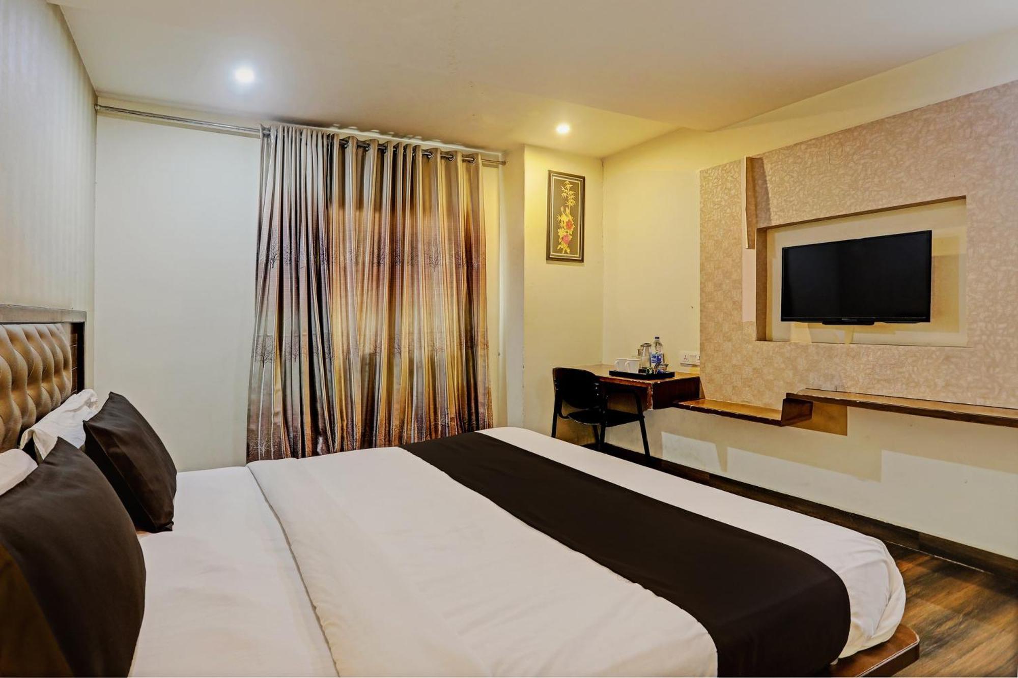 Capital O Surabhi Elite Near Miraj Cinemas - Shalini Shivani Sururnagar エクステリア 写真